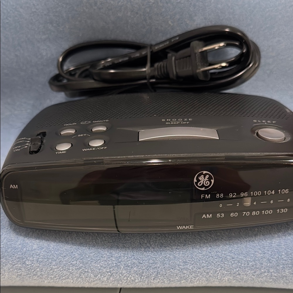 GE Black AM/FM Clock Radio